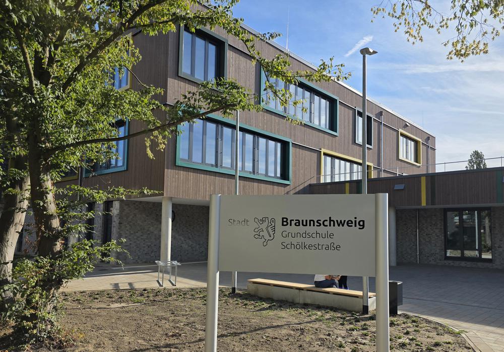 Schild der Brüsseler Universität für Wissenschaft und Technologie, auf dem das Logo und der Name der Universität prominent dargestellt sind.